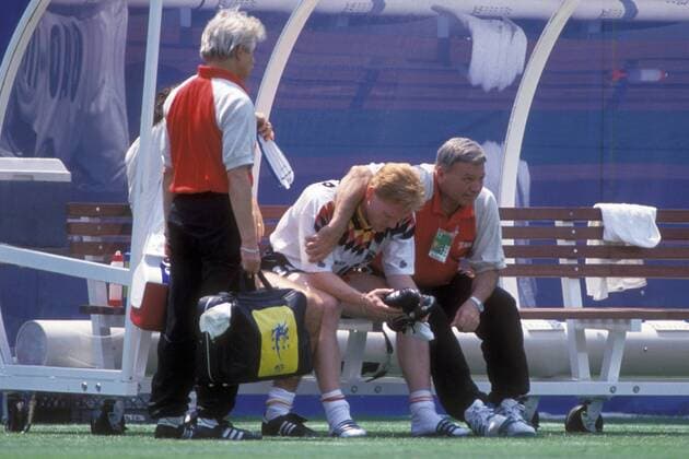 Mannschaftsarzt Prof. Dr. Heinrich Heß (re.) tröstet nach dem Viertelfinalaus den enttäuschten Matthias Sammer (2.v.re.), daneben Physiotherapeut Adolf Katzenmaier (alle Deutschland) Fußball WM Herren Weltmeisterschaft 1994, Nationalmannschaft, Nationalteam, Länderspiel, Viertelfinale, N.J. Totale East Rutherford, Bank, Ersatzbank, Reservebank New York New Jersey, NY, N.Y., NJ, ausgeschieden Harmonie, Enttäuschung, Nachdenklichkeit,