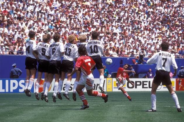 Hristo Stoichkov (Bulgarien, 2.v.re.) zirkelt den Ball zum 1:1 über die Mauer, v.li.: Thomas Berthold, Thomas Helmer, Guido Buchwald, Rudi Völler, Jürgen Klinsmann, Lothar Matthäus, Andreas Möller (alle Deutschland), daneben Emil Kostadinov (Bulgarien) Fußball WM Herren Weltmeisterschaft 1994, Nationalmannschaft, Nationalteam, Nationaltrikot, Länderspiel, Viertelfinale Totale East Rutherford New York New Jersey, NY, N.Y., NJ, N.J. Dynamik,