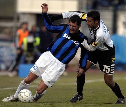 Dejan Stankovic (Inter, li.) wird von Alberto do Carmo Neto (Siena) gefoult -  Fußball Herren Serie A 2005 2006, 1. Italienische Liga, AC Siena - FC Internazionale Mailand 0:0 Gruppe Siena Dynamik,