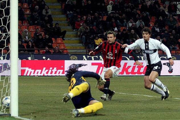 Torwart Matteo Guardalben (Parma, li.) ist nicht schnell genug unten, beobachtet von Andriy Shevchenko (Milan, Mitte) und Matteo Contini (Parma) -  Fußball Herren Serie A 2005 2006, 1. Italienische Liga, AC Mailand - Parma FC 4:3 Gruppe Mailand Dynamik,