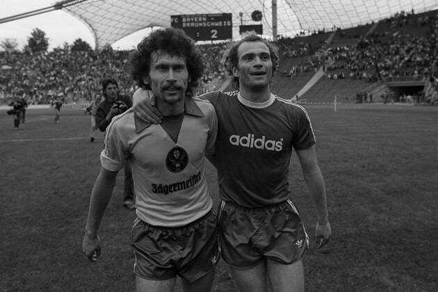 Paul Breitner (Braunschweig, li.) und Uli Hoeneß (Bayern) verlassen gemeinsam den Platz Fußball 1. BL Herren Saison 1977 1978, FC Bayern München - Eintracht Braunschweig 3:2 Gruppe Olympiastadion München Harmonie,