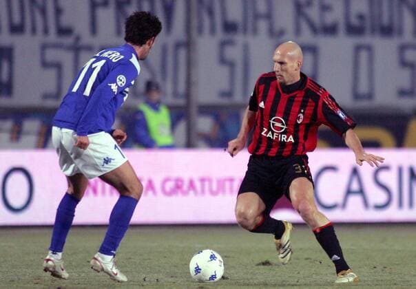 Jaap Stam (Milan, re.) gegen Simone Del Nero (Brescia) Fußball Herren Coppa Italia 2005 2006, Italienischer Pokal, Pokalspiel, Brescia Calcio - AC Mailand 3:4 Gruppe Brescia Dynamik,