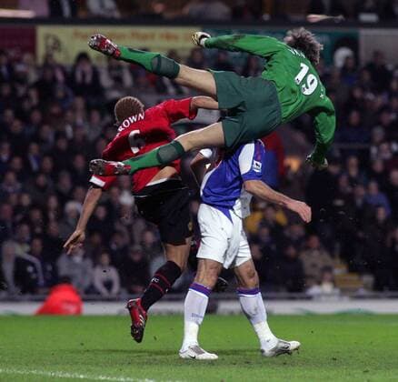 Torwart Edwin van der Sar und Wesley Brown (li., beide Manchester United) gegen Shefki Kuqi (Blackburn) -  Fußball Herren Carling Cup 2005 2006, Englischer Pokal, Pokalspiel, Blackburn Rovers - Manchester United 1:1, ManU Gruppe Blackburn Dynamik, Höhe, Kampf,