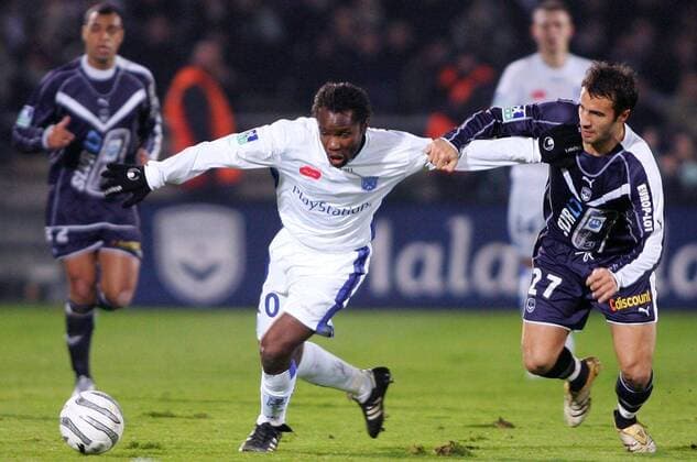 Pegguy Luyindula (Auxerre, li.) gegen Marc Planus (Bordeaux) Fußball Herren Ligue 1 2005 2006, 1. Französische Liga, Girondins de Bordeaux - AJ Auxerre 1:0 Gruppe pan12027 Bordeaux Dynamik,  