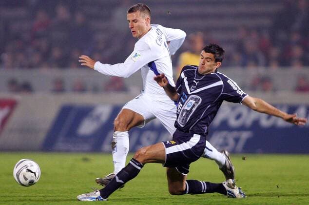 Benoit Cheyrou (Auxerre, li.) gegen Fernando Menegazzo (Bordeaux) Fußball Herren Ligue 1 2005 2006, 1. Französische Liga, Girondins de Bordeaux - AJ Auxerre 1:0 Gruppe pan12027 Bordeaux Dynamik,  