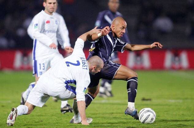 Julien Faubert (Bordeaux, re.) gegen Johan Radet (Auxerre) Fußball Herren Ligue 1 2005 2006, 1. Französische Liga, Girondins de Bordeaux - AJ Auxerre 1:0 Gruppe pan12027 Bordeaux Dynamik,  