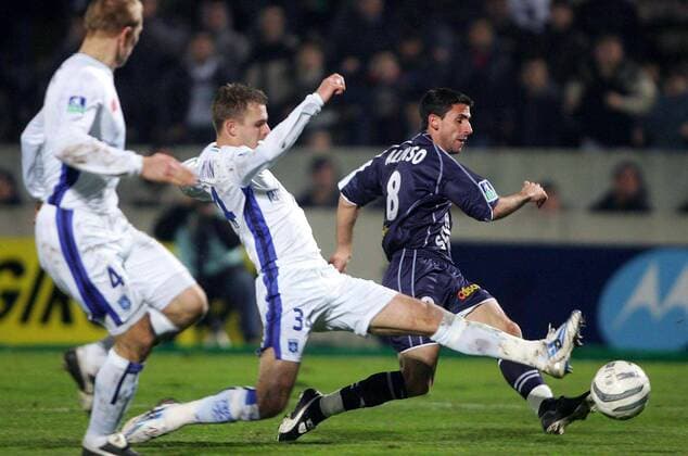 Alejandro Cesar Alonso (Bordeaux, re.) gegen Baptiste Martin (Auxerre) Fußball Herren Ligue 1 2005 2006, 1. Französische Liga, Girondins de Bordeaux - AJ Auxerre 1:0 Gruppe pan12027 Bordeaux Dynamik,  