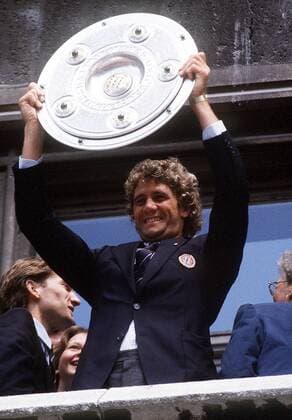 Torwart Jean Marie Pfaff (Bayern) jubelt mit der Meisterschale Fußball 1. BL Herren Saison 1984 1985, FC Bayern München, Deutscher Meister, Deutsche Meisterschaft Einzelbild München Glück, Freude,