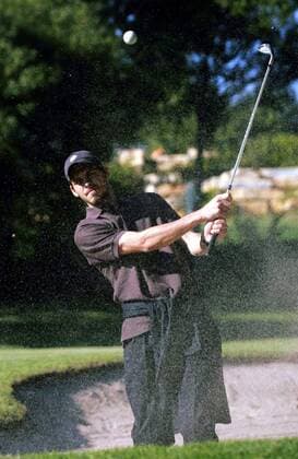 Manuel Friedrich (Mainz) spielt während des Trainingslagers in Vale do Garro zum Ausgleich Golf Fußball 1. BL Herren Saison 2005 2006, FSV Mainz 05, Vorbereitung, Trainingslager, Training, Vdig Einzelbild Vale do Garrao