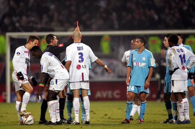 Sabri Lamouchi (Marseille, 3.v.re.) sieht von Schiedsrichter Pascal Garibian (Frankreich) die rote Karte Fußball Herren Ligue 1 2005 2006, 1. Französische Liga, Olympique Lyonnais - Olympique de Marseille 2:1, OL, OM Gruppe pan12026 Lyon  