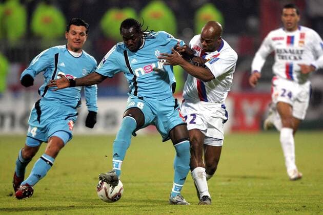 Wilson Oruma (Marseille, li.) gegen Sylvain Wiltord (Lyon) Fußball Herren Ligue 1 2005 2006, 1. Französische Liga, Olympique Lyonnais - Olympique de Marseille 2:1, OL, OM Gruppe pan12026 Lyon Dynamik,  