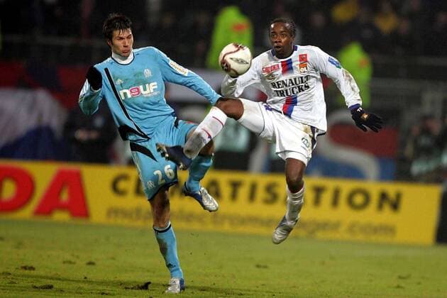 Sidney Govou (Lyon, re.) gegen Bostjan Cesar (Marseille) Fußball Herren Ligue 1 2005 2006, 1. Französische Liga, Olympique Lyonnais - Olympique de Marseille 2:1, OL, OM Gruppe pan12026 Lyon Dynamik,  
