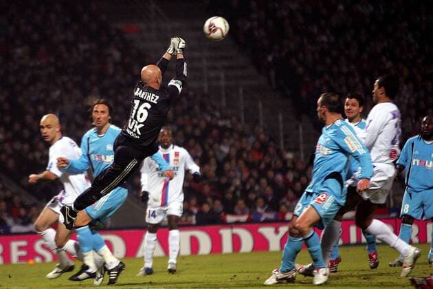 Torwart Fabien Barthez (Marseille) - Faustabwehr Fußball Herren Ligue 1 2005 2006, 1. Französische Liga, Olympique Lyonnais - Olympique de Marseille 2:1, OL, OM Gruppe pan12026 Lyon Abwehr, Dynamik,  