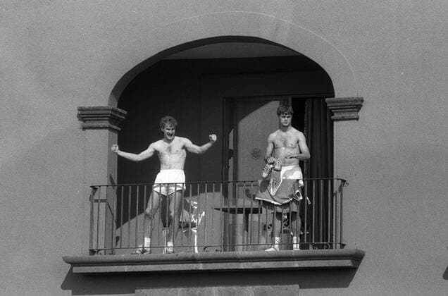 Rudi Völler (li.) jubelt vom Balkon herunter, während Zimmernachbar Thomas Berthold (beide BR Deutschland) skeptisch dreinschaut Fußball WM Herren Weltmeisterschaft 1986, Nationalmannschaft, Nationalteam Totale Freude, Komik,