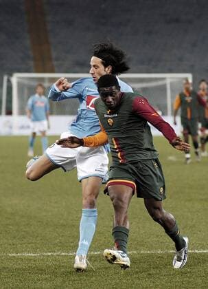 Edgar Alvarez (AS Rom, re.) im Zweikampf -  Fußball Herren Coppa Italia 2005 2006, Italienischer Pokal, Pokalspiel, SSC Neapel - AS Rom 0:3, Roma, Napoli Gruppe Neapel Dynamik,