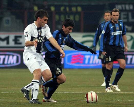 Francesco Ruopolo (Parma, li.) gegen David Pizarro (Inter) -  Fußball Herren Coppa Italia 2005 2006, Italienischer Pokal, Pokalspiel, Serie A, 1. Italienische Liga Gruppe Mailand Dynamik,