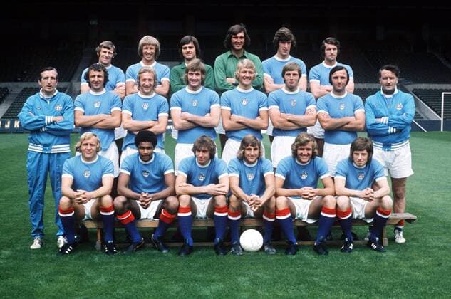 Mannschaftsbild Manchester City, hi.v.li.: Tony Book, Colin Bell, Keeper Ron Healey, Keeper Joe Corrigan, Tommy Booth, Mike Doyle, Mitte: Co Trainer Ken Barnes, Mike Summerbee, Denis Law, Rodney Marsh, ... -  Fußball Herren English First Division 1973 1974, One, 1. Englische Liga, Manchester City, Mannschaftsfoto, Totale Torhüter, Torwart, Coach, Assistent Manchester, Assistenztrainer, Allan