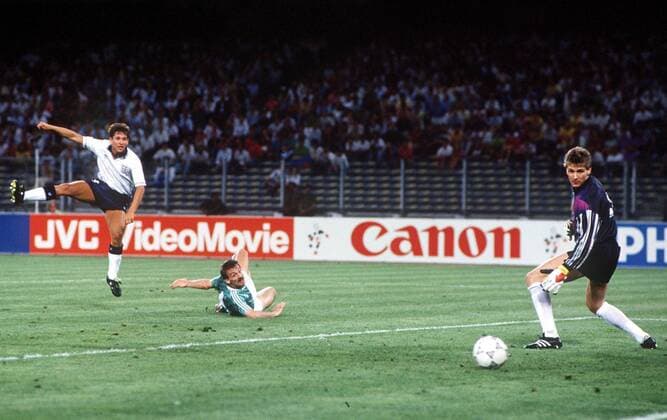 Gary Lineker (England, li.) zieht ab und trifft zum 1:1, Jürgen Kohler (Mitte) kommt zu spät und schaut wie Torwart Bodo Illgner (beide Deutschland) nur dem Ball nach -  Fußball WM Herren Weltmeisterschaft 1990, Nationalmannschaft, Nationalteam, Nationaltrikot, Länderspiel, Halbfinale Totale Turin Dynamik,
