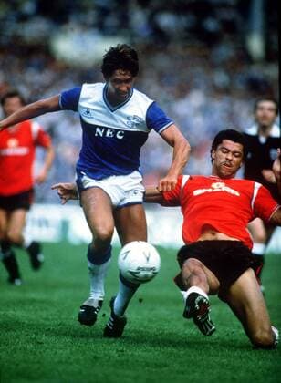 Gary Lineker (Everton, li.) gegen Paul McGrath (Manchester United) -  Fußball Herren Charity Shield 1984 1985, Englischer Supercup, FC Everton - Manchester United 2:0, ManU Gruppe London Dynamik, Kampf,