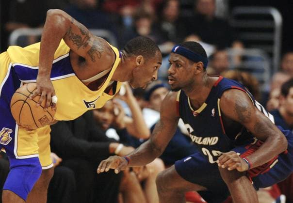 Kobe Bryant (Los Angeles Lakers, li.) Auge in Auge im Duell mit LeBron James (Cleveland Cavaliers) -  lap2006011222 Basketball Herren NBA 2005 2006, Los Angeles Lakers - Cleveland Cavaliers 99:98 Gruppe Los Angeles, LA, L.A.