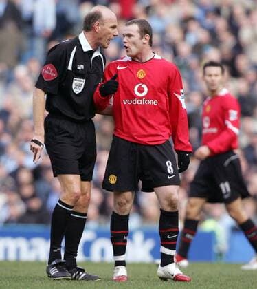 Wayne Rooney (Manchester United) im Gespräch mit FIFA Schiedsrichter Steve Bennett -  Fußball Herren English Premier League 2005 2006, 1. Englische Liga, Manchester United, ManU Gruppe Manchester