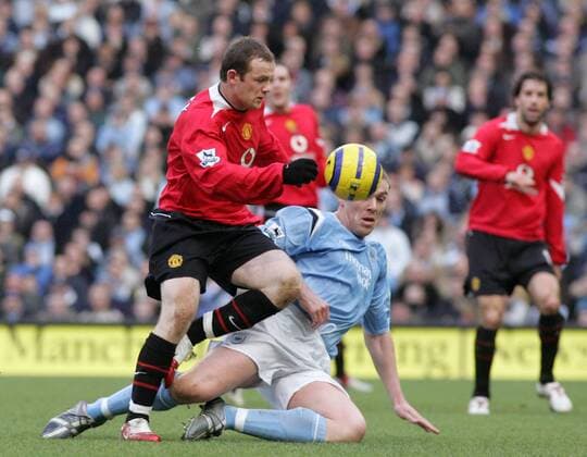 Wayne Rooney (Manchester United, li.) gegen Richard Dunne (Manchester City) -  Fußball Herren English Premier League 2005 2006, 1. Englische Liga, Manchester City - Manchester United 3:1, ManU Gruppe Manchester Dynamik,
