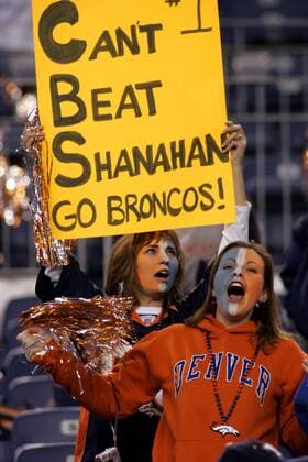 Weibliche Fans der Denver Broncos bilden auf einem Plakat aus den Buchstaben des Fernsehsenders CBS einen Schlachtruf für ihr Team: Cant Beat Shanahan - Go Broncos -  (den2006011408) American Football Herren NFL Postseason 2005 2006, Playoffs, Playoff, Play Offs, Off Gruppe Fernsehen, Mike, Head Coach Denver