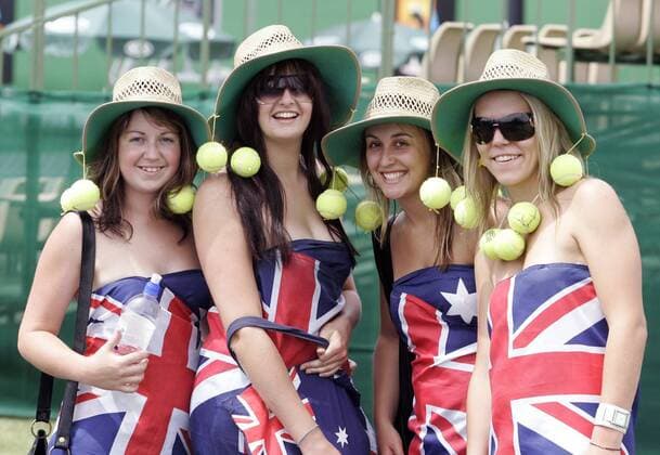 Weibliche Tennisfans präsentieren: Die schönsten Berge und Täler Australiens garniert mit Strohhüten und Tennisbällen Tennis Damen Australian Open 2006, WTA Tour, Grand Slam, Nationalfahne, Nationalfahnen Gruppe lachen, lächeln, Melbourne Freude, Komik