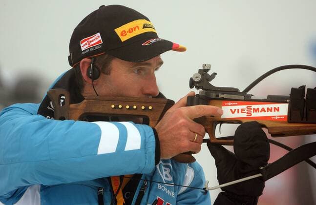 Bundestrainer Frank Ullrich (Deutschland) mit Waffe Biathlon Herren Weltcup 2005 2006, Welt Cup, Worldcup, World, WC, Sprint, 10km, 10 km, Kilometer Einzelbild Oberhof
