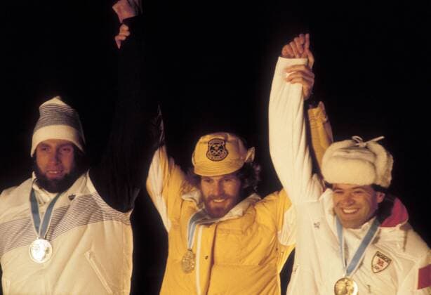 Siegerehrung v.li.: Juha Mieto (Finnland Platz 2), Olympiasieger Thomas Wassberg (Schweden) und Ove Aunli (Norwegen Platz 3) Nordischer Skilauf OS Winter Herren Olympische Spiele 1980, Winterspiele, Ski Nordisch, Skisport, Langlauf, Skilanglauf, Vdia Gruppe Lake Placid Freude, Begeisterung,