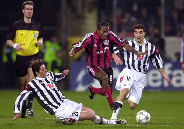 Ze Roberto (Leverkusen, Mitte) setzt sich gegen Alessio Tacchinardi (li.) und Enzo Maresca (beide Juve) durch Fußball EC 1 Herren Champions League 2001 2002, Bayer 04 Leverkusen - Juventus Turin 3:1 Gruppe Leverkusen Dynamik, Kampf,