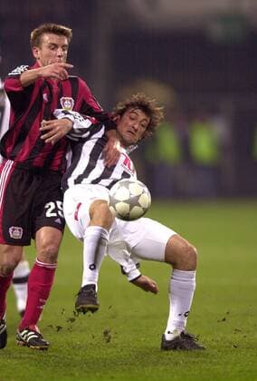 Bernd Schneider (Leverkusen, li.) gegen Ciro Ferrara (Juve) Fußball EC 1 Herren Champions League 2001 2002, Bayer 04 Leverkusen - Juventus Turin 3:1 Gruppe Leverkusen Dynamik, Kampf,