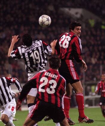 Zoltan Sebescen (Leverkusen, re.) gegen Gianluca Zambrotta (Juve, li.), Thomas Brdaric (Leverkusen) schaut zu Fußball EC 1 Herren Champions League 2001 2002, Bayer 04 Leverkusen - Juventus Turin 3:1 Totale Leverkusen Dynamik, Höhe, Kampf,