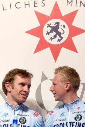 Georg Totschnig (Österreich, li.) im Gespräch mit Fabian Wegmann (Deutschland beide Gerolsteiner) Radsport Herren Straßenradsport 2006, Straße, Rad, Vorstellung, Präsentation, Pressetermin Gruppe Gerolstein