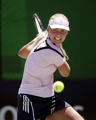 Anna Lena Groenefeld (Deutschland) fixiert den Ball Tennis Damen Australian Open 2006, Grand Slam, WTA Tour Einzelbild Melbourne