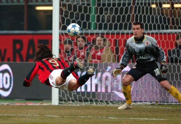 Filippo Inzaghi (Milan, li.) - Flugkopfball gegen Torwart Ferdinando Coppola (Ascoli Calcio) Fußball Herren Serie A 2005 2006, 1. Italienische Liga, AC Mailand - AC Ascoli Calcio 1:0 Gruppe Mailand Dynamik,