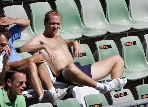 Rainer Schüttler (Deutschland) genießt als Zuschauer ein Sonnenbad Tennis Herren Australian Open 2006, Grand Slam, ATP Tour Einzelbild Melbourne