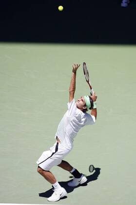 Roger Federer (Schweiz) - Aufschlag Tennis Herren Australian Open 2006, Grand Slam, ATP Tour, Hartplatz, Hardcourt, Hartplatztennis, Hartplatzturnier Einzelbild Melbourne Dynamik,