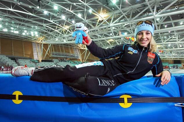 Anni Friesinger (Deutschland) freut sich beim Weltcup in Turin mit den Maskottchen der Winterspiele, Gliz und Neve, auf die Olympischen Spiele 2006 an selber Stelle Eisschnellauf OS Winter Damen Weltcup 2005 2006, Worldcup, Welt Cup, World, WC, Vorschau, Olympische Spiele, Winterspiele, Vdig Gruppe Turin