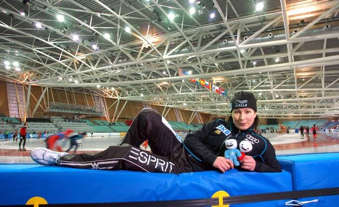 Claudia Pechstein (Deutschland) freut sich beim Weltcup im Lingotto Oval in Turin mit den Maskottchen der Winterspiele, Gliz und Neve, auf die Olympischen Spiele 2006 an selber Stelle Eisschnellauf OS Winter Damen Weltcup 2005 2006, Worldcup, Welt Cup, World, WC, Vorschau, Olympische Spiele, Winterspiele, Vdig Totale Lingotto Oval Turin