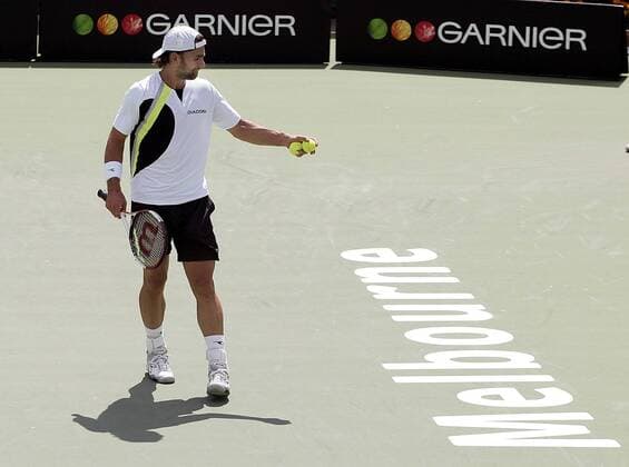Nicolas Kiefer (Deutschland) prüft die Bälle Tennis Herren Australian Open 2006, Grand Slam, ATP Tour, Hartplatz, Hardcourt, Hartplatztennis, Hartplatzturnier Einzelbild Melbourne