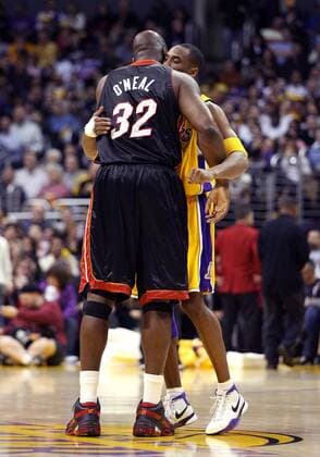 Shaquille O Neal (Miami Heat, li.) und Kobe Bryant (Los Angeles Lakers) verstehen sich immer noch hervorragend - (Icon9108014) Basketball Herren NBA 2005 2006, Los Angeles Lakers - Miami Heat 100:92 Gruppe Los Angeles, LA, L.A. Harmonie, Freude, EDITORIAL USE ONLY