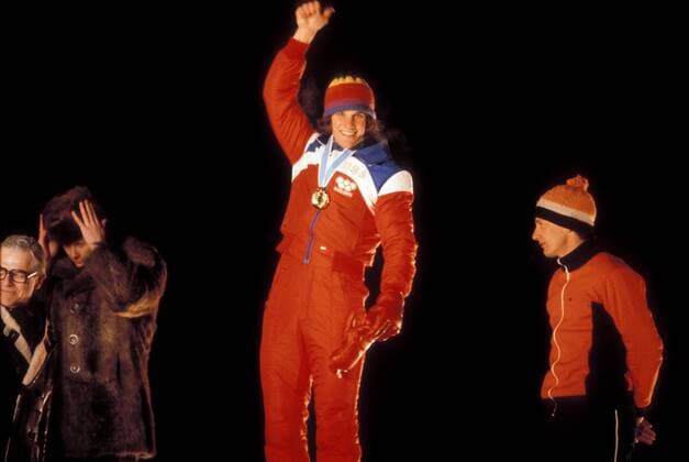 Siegerehrung: Olympiasieger Eric Heiden (Mitte, USA) jubelt, der Drittplatzierte Lieuwe de Boer (re., Niederlande) macht dazu eine gute Miene, Evgeni Kulikov (Sowjetunion Platz 3) nicht mal das Eisschnellauf OS Winter Herren Olympische Spiele 1980, Winterspiele, Vdia Gruppe Lake Placid Freude,