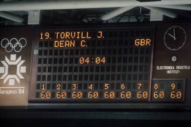 Besser geht es nicht - die Anzeigetafel zeigt für Christopher Dean und Jayne Torvill (beide Großbritannien) neun mal die 6,0 an, alle Punktrichter gaben die Höchstnote Eistanz OS Winter Olympische Spiele 1984, Winterspiele, Kür, Olympiahistorie, Olympiageschichte, Vdia Einzelbild Sarajevo