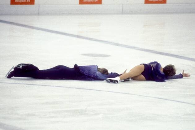Christopher Dean und Jayne Torvill (beide Großbritannien) liegen zum emotionalen Finale ihrer Kür auf dem Eis Eistanz OS Winter Olympische Spiele 1984, Winterspiele, Kür, Vdia Gruppe Sarajevo