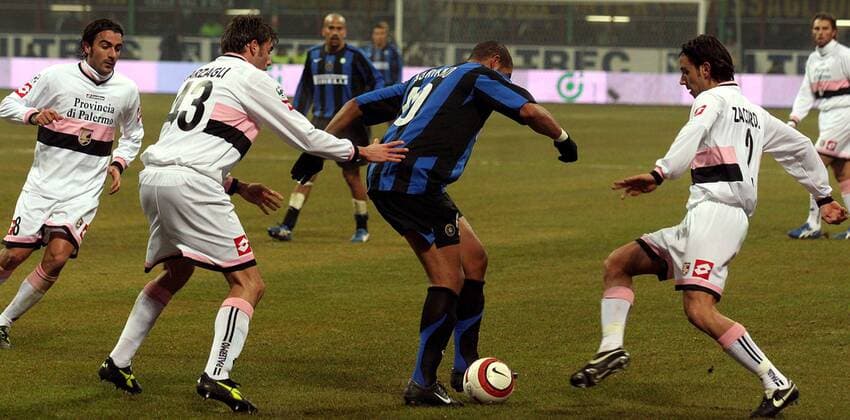 Adriano (Inter, 2.v.re.) gegen Christian Zaccardo (re.), Andrea Barzagli (2.v.li.) und Simone Barone (alle Palermo) -  Fußball Herren Serie A 2005 2006, 1. Italienische Liga, FC Internazionale Mailand - US Palermo 3:0 Gruppe Mailand Dynamik, Überlegenheit,
