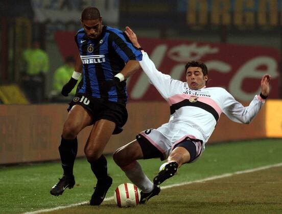 Andrea Barzagli (Palermo, re.) gegen Adriano (Inter) -  Fußball Herren Serie A 2005 2006, 1. Italienische Liga, FC Internazionale Mailand - US Palermo 3:0 Gruppe Mailand Dynamik,