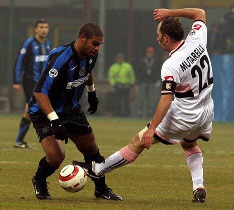 Adriano (Inter, li.) gegen Massimo Mutarelli (Palermo) -  Fußball Herren Serie A 2005 2006, 1. Italienische Liga, FC Internazionale Mailand - US Palermo 3:0 Gruppe Mailand Dynamik,