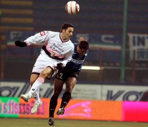 David di Michele (Palermo, li.) gegen Ivan Ramiro Cordoba (Inter) -  Fußball Herren Serie A 2005 2006, 1. Italienische Liga, FC Internazionale Mailand - US Palermo 3:0 Gruppe Mailand Dynamik,