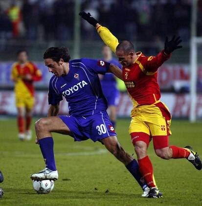 Luca Toni (Florenz, li.) gegen Marco Zanchi (Messina) -  Fußball Herren Serie A 2005 2006, 1. Italienische Liga, AC Fiorentina - FC Messina 2:0 Gruppe Florenz Dynamik,
